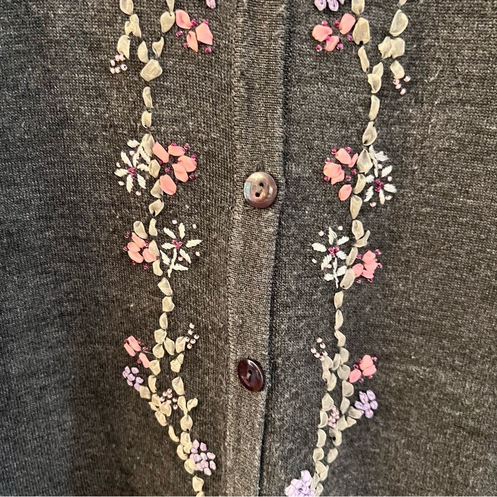 Dressbarn Sweater Gray With Ribbon Embroidery Button Front Size 14/16 - Picture 4 of 7